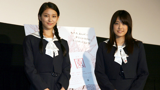 『櫻の園』舞台挨拶イベントにて　福田沙紀（右）＆武井咲（左）