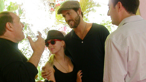 2007年9月、ラブラブで歩くスカーレット・ヨハンソンとライアン・レイノルズ　-(C) Splash/AFLO