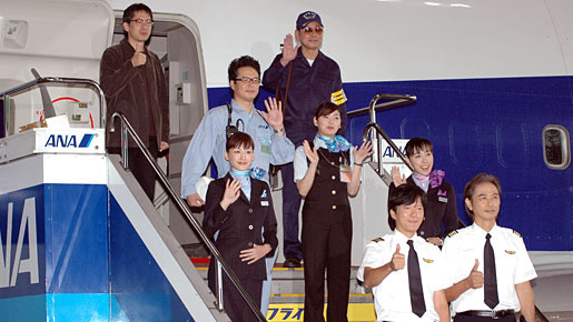 『ハッピーフライト』記者会見。前列から時任三郎、田辺誠一、吹石一恵、田畑智子、綾瀬はるか、田中哲司、ベンガル、矢口史靖監督
