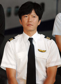 副操縦士・鈴木役の田辺誠一。