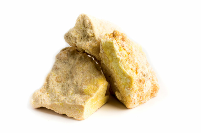 生のカカオ豆100％から抽出された天然カカオバターは香りや風味が豊か。ローフード対応なので、ローフードレシピに活用できるほか、マッサージオイルやスキンクリームなどのボディケアにも使用できる。