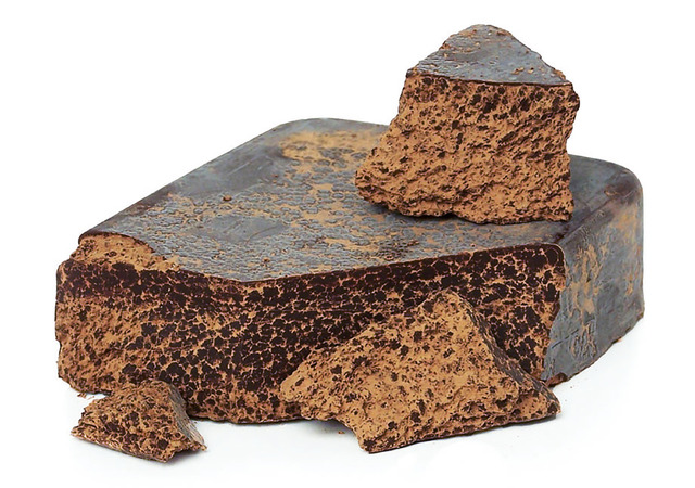 サンフーズ社のローカカオペーストは、高品質のカカオ豆を低温加工してあり、なめらかな味わい。細かく削ったり、切ったり、溶かしたりして、チョコレート作りはもちろん、アイスクリームやケーキ、スムージー作りにも活用できる。