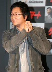 『ゲット スマート』スパイポーズを決めるマシ・オカ