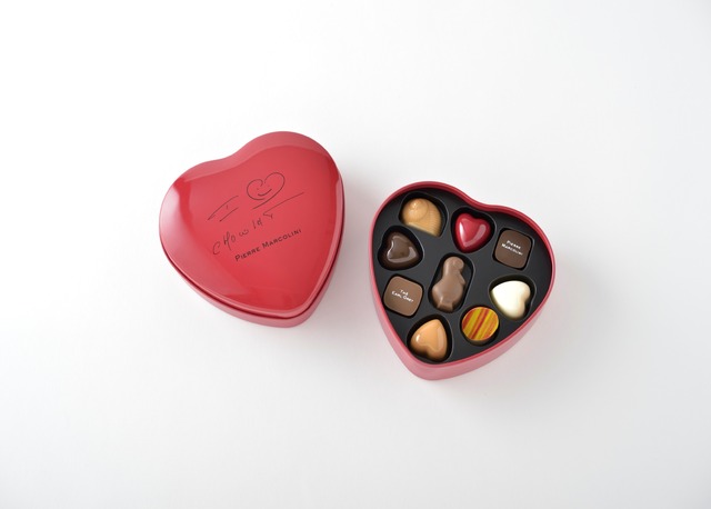 ピエール マルコリーニ 2015年バレンタイン商品　「バレンタイン セレクション 9個入り」3,371円。真っ赤なハート型の期間限定パッケージに9種のプラリーヌを詰めたバレンタインアソートメント。定番ショコラに加えて、ハート形の新作3種が入っている。