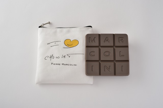 ピエール マルコリーニ 2015年バレンタイン商品　「タブレット オレ」2,381円。すっきりとした甘みとクリーミーな口当たりのミルクチョコレートのタブレット。シンプルながら、マルコリーニこだわりの一品。限定ポーチに入れて販売される。