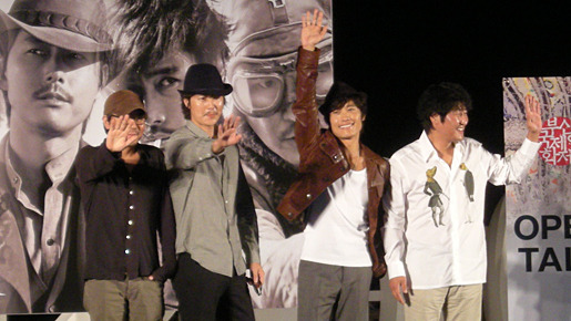 オープン・トークで大声援を浴びる『The Good, The Bad, The Weird』の面々。（左から）キム・ジウン監督、チョン・ウソン、イ・ビョンホン、ソン・ガンホ。　photo：Ayako Ishizu