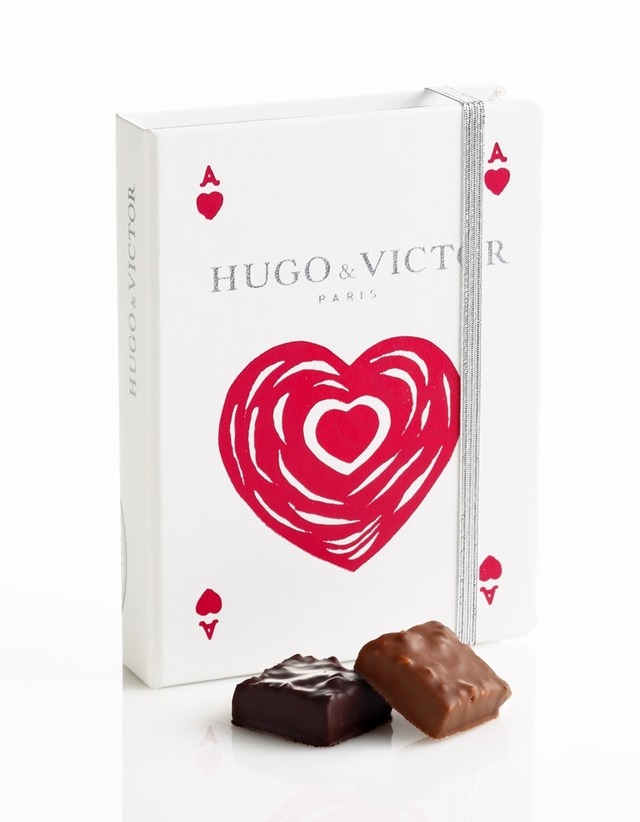 トランプのハートのエースをモチーフにしたパッケージに、人気のガナッシュとプラリネが半々でセットされ、それぞれミルクとダークチョコのコーティングで楽しめる「カルネ・アス・ド・クール」（4,212円）。
