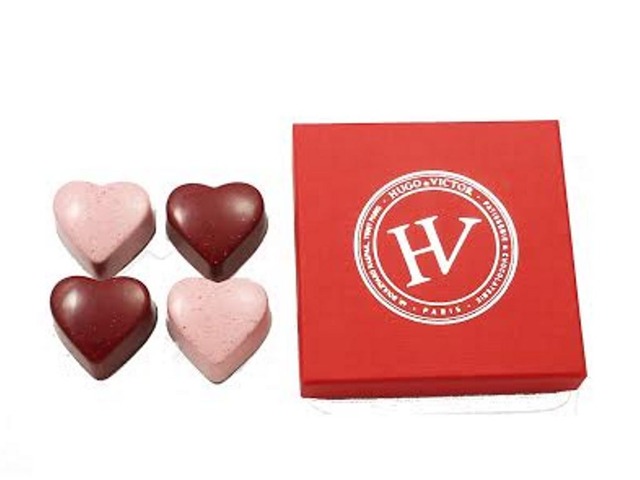 赤とピンクのハート型のロマンティックなショコラを詰め合わせたバレンタインの新作「エクラン・ド・クール」（1,490円）。