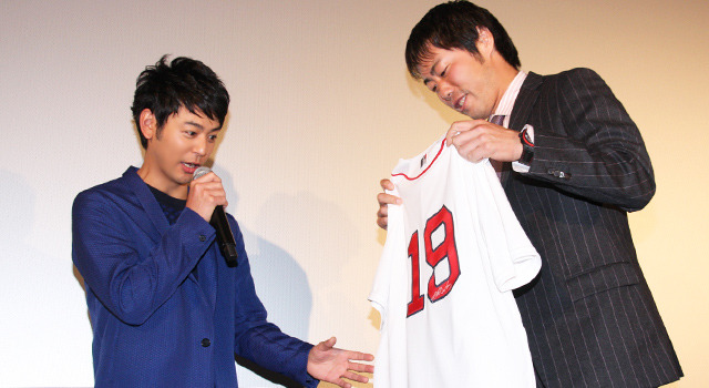 妻夫木聡＆「ボストン・レッドソックス」上原浩治選手／『バンクーバーの朝日』ティーチイン付き大ヒット御礼舞台挨拶