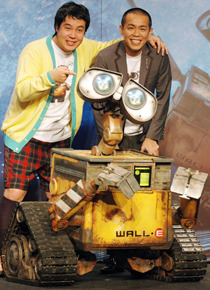 ウォーリーと共に記念撮影に収まるタカアンドトシ。