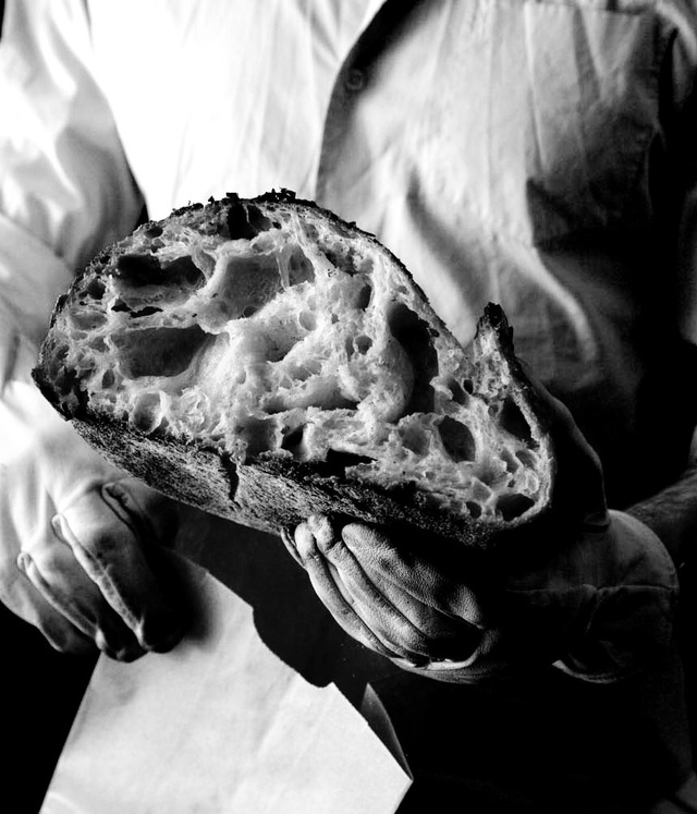 小麦の新鮮さに気を配り、素早くこねることで高い水和性と長時間の自然発酵を確保した、職人技を要するスタイルにこだわっている。