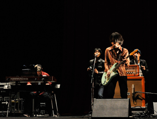 『味園ユニバース』完成披露試写会後に行われたサプライズライヴ