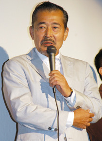 頑固な料理人・王さんに扮した藤竜也。