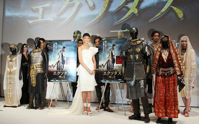 杏＆『エクソダス：神と王』の世界観を再現した衣装