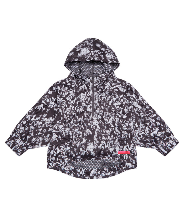 ステラスポーツ「ウィンドグラフィックジャケット」16,200円（税込）。フューマンフェイス柄を配したオーバープリントのジャケット。ポケットはファスナー付き。