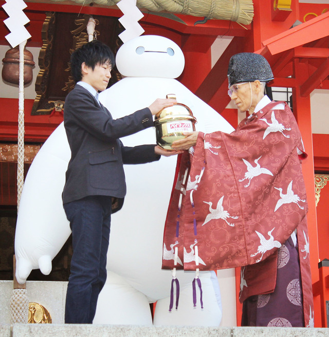 ベイマックス＆本城雄太郎（ヒロ役）／『ベイマックス』大ヒット御礼＆第87回アカデミー賞「長編アニメ賞」受賞祈願