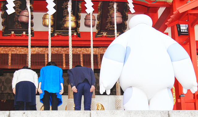 ペコリ…参拝するベイマックス＆本城雄太郎（ヒロ役）＆浅野真澄（ゴーゴー役）＆山根舞（ハニー・レモン役）／『ベイマックス』大ヒット御礼＆第87回アカデミー賞「長編アニメ賞」受賞祈願