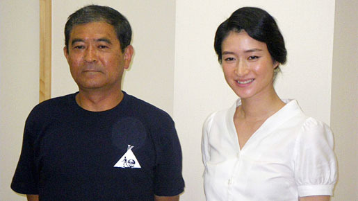 『信さん』主演の小雪（右）と平山秀幸監督（左）