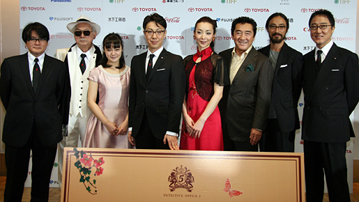 『THE CODE／暗号』の記者会見にて（左から）林海象監督、貫地谷しほり、宍戸錠、尾上菊之助、稲森いずみ、松方弘樹、松岡俊介、佐野史郎