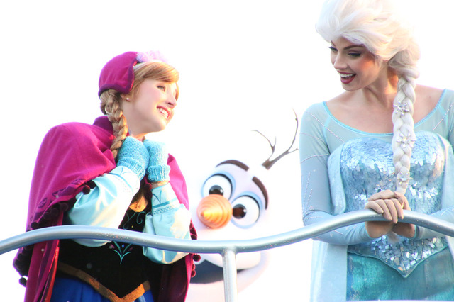 スペシャルイベント「アナとエルサのフローズンファンタジー」中に開催される『アナ雪』ミニパレード in 東京ディズニーランド