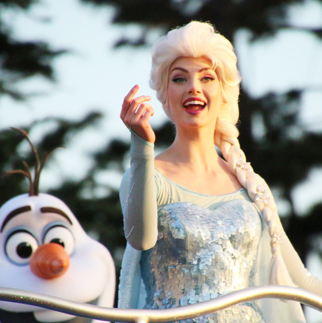 スペシャルイベント「アナとエルサのフローズンファンタジー」中に開催される『アナ雪』ミニパレード in 東京ディズニーランド