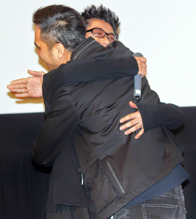 熱い抱擁を交わす、永瀬正敏＆マー・ジーシアン（監督）／『KANO ～1931海の向こうの甲子園～』初日舞台挨拶