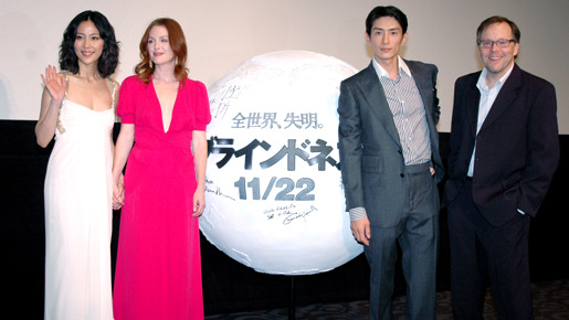 真っ白な地球儀を囲む木村佳乃、ジュリアン・ムーア、伊勢谷友介、フェルナンド・メイレレス監督。