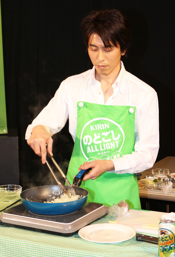 料理の下ごしらえをする、オーライパパ／「キリン のどごし オールライト」新CM発表会