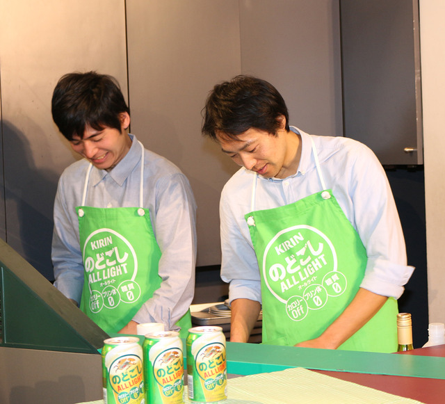 料理の下ごしらえをする、オーライパパ／「キリン のどごし オールライト」新CM発表会