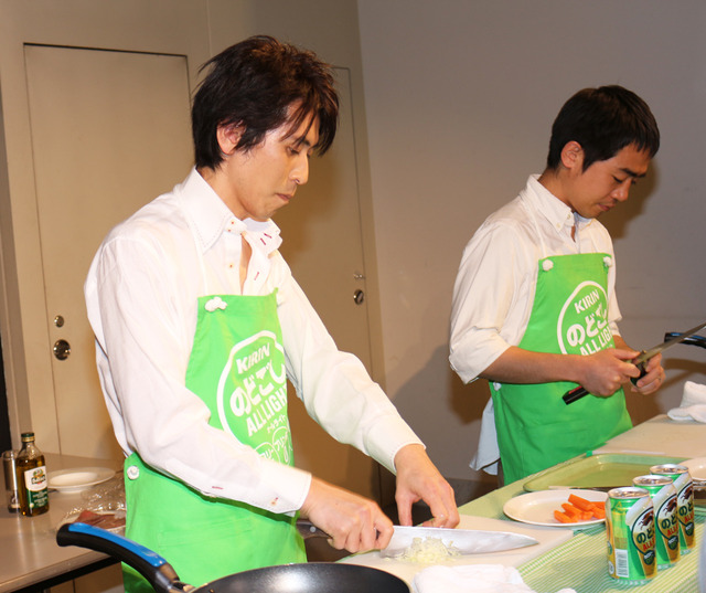 料理の下ごしらえをする、オーライパパ／「キリン のどごし オールライト」新CM発表会