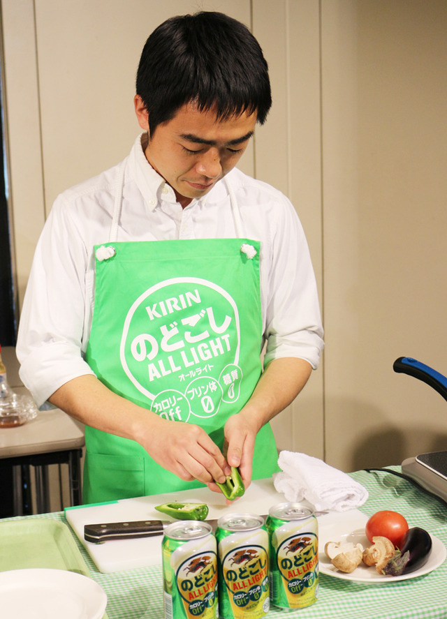 料理の下ごしらえをする、オーライパパ／「キリン のどごし オールライト」新CM発表会
