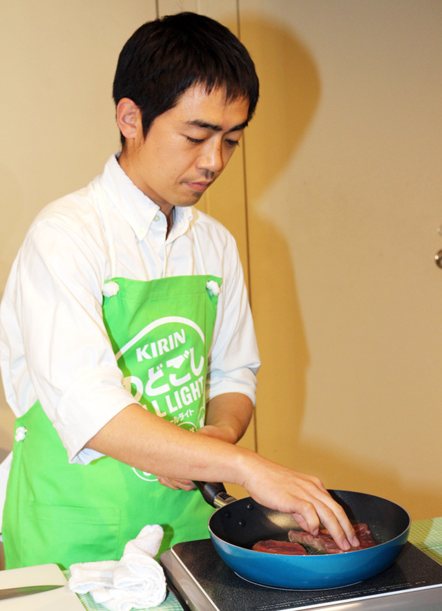 料理の下ごしらえをする、オーライパパ／「キリン のどごし オールライト」新CM発表会