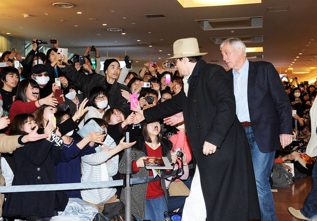 ファンサービス大盤振る舞い中のジョニー・デップ／羽田空港国際線旅客ターミナル
