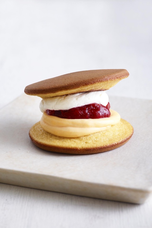 「どらクリームサンド 苺」パティスリー キハチ アトレ吉祥寺店にて先行販売