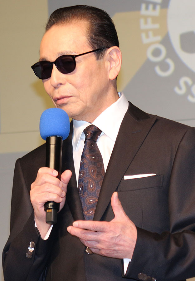 久々に“デカマイク”を持って登場した、タモリ／缶コーヒー「BOSS」新CM発表会