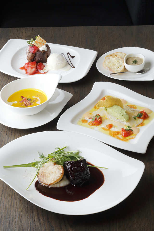 「グラムズカフェ」の大人のための「バレンタインスペシャルコース」。コースは、前菜・スープ・メインディッシュ、デザートの4品にパン・コーヒーまたは紅茶付き。