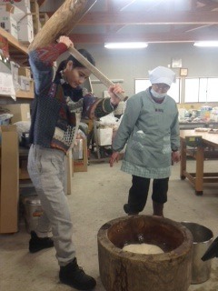 橋本愛のもちつき／『リトル・フォレスト　冬・春』地元の皆さんと交流　　-(C)リトル・フォレスト製作委員会