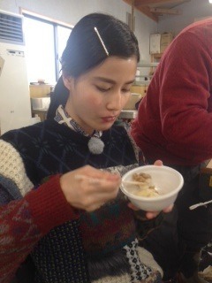 納豆もちをいただく橋本愛／『リトル・フォレスト　冬・春』地元の皆さんと交流　　-(C)リトル・フォレスト製作委員会