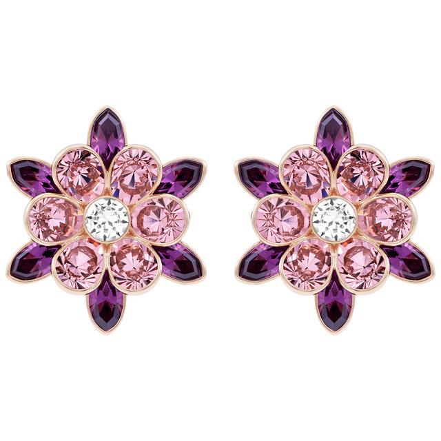 トレンド感のあるフェミニンなフラワーモチーフが春先のファッションにもぴったり。「シンデレラ イヤリング」17,064円。Disney Elements &copy; DISNEY