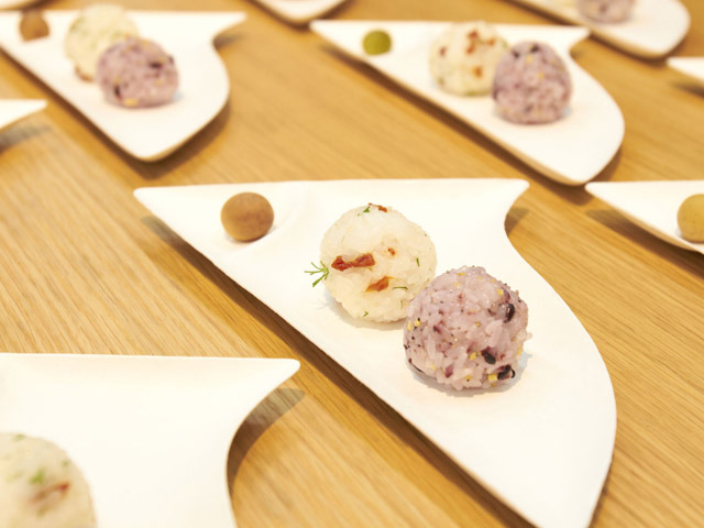 山形出身、山形の風土を愛する大倉千枝子さんが店主の外苑前のおむすび店からも、ワインに合うおむすびが提供される。