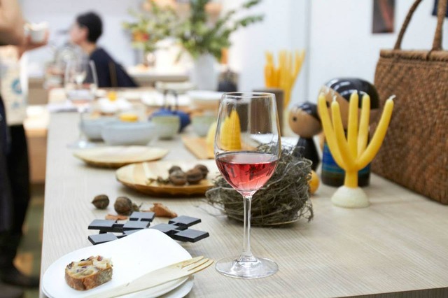 イベント会場併設のショップコーナーでは様々な山形にまつわるアイテムが並び、ワインを片手にお買い物を楽しめる。