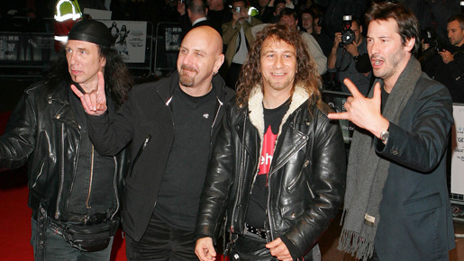 レッドカーペットに並ぶANVILのメンバーとキアヌ。　-(C) AFLO