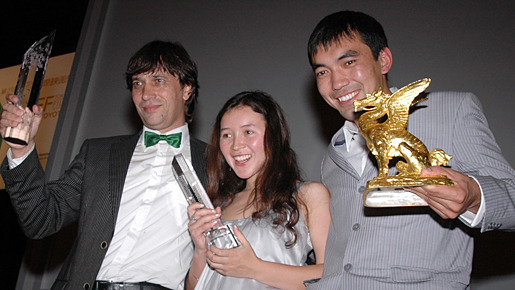 東京 サクラ グランプリを受賞した『トルパン』の（左から）セルゲイ・ドヴォルツェヴォイ監督、アスハット・クチンチレコフ、サマル・エスリャーモヴァ