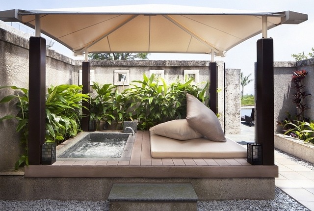 「ザ・リッツ・カールトン スパ by ESPA」カバナルームのテラスジェットバスイメージ。特別トリートメントとカバナルーム滞在がセットになった宿泊プランも登場。
