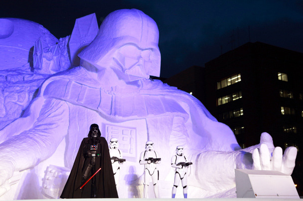 第66回 さっぽろ雪まつりに登場した、ダース・ベイダー＆ストームトルーパー（3体）＆“雪のスター・ウォーズ”大雪像／(C) 2015Lucasfilm Ltd. & TM. All Rights Reserved