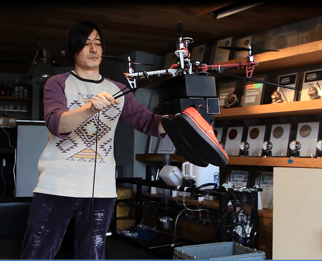 世界初の空中ストアに向けて、試作品の第一号を操縦する様子。