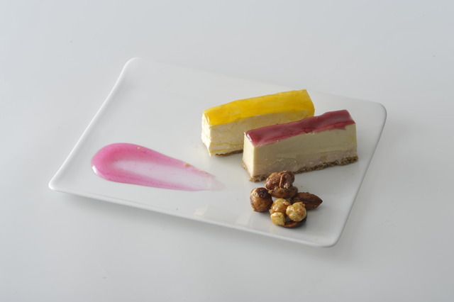 、ヴォリュプテシリーズのリップに象徴される「マンゴーの香り」や「リップのカラー」にインスパイアされたマンゴースイーツのスペシャルプレート。ドリンク付きで1,080円。