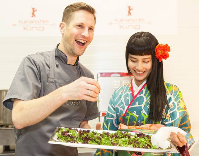 アフターディナーを手がけたミハエル・ケンプ（シェフ）＆橋本愛／『リトル・フォレスト』 in 第65回ベルリン国際映画祭