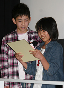 『ブタがいた教室』初日舞台挨拶にて（左から）大倉裕真、甘利はるな