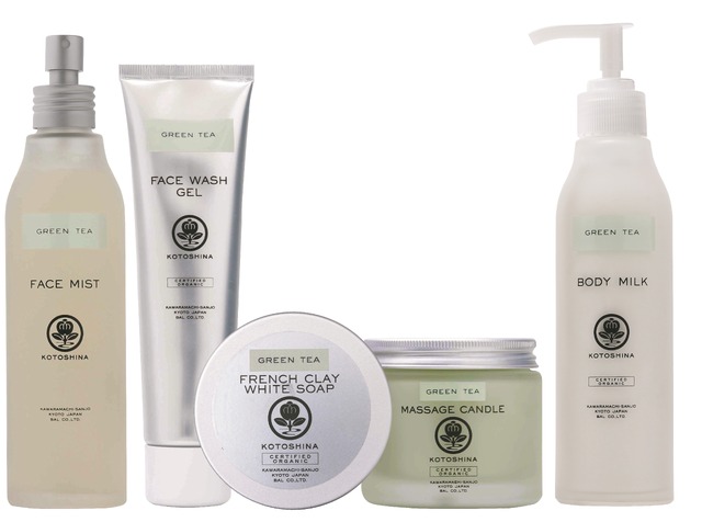 日本・京都発のオーガニックスキンケアブランド「KOTOSHINA」。左から、フェイスミスト、フェイスウォッシュジェル、フレンチクレイ ホワイトソープ、メッセージ キャンドル、ボディミルク。